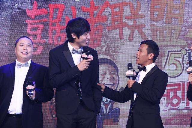 开云电竞app下载安装-从《父子雄兵》到《缝纫机乐队》,看煎饼侠的“三板斧”(图2) 开云电竞