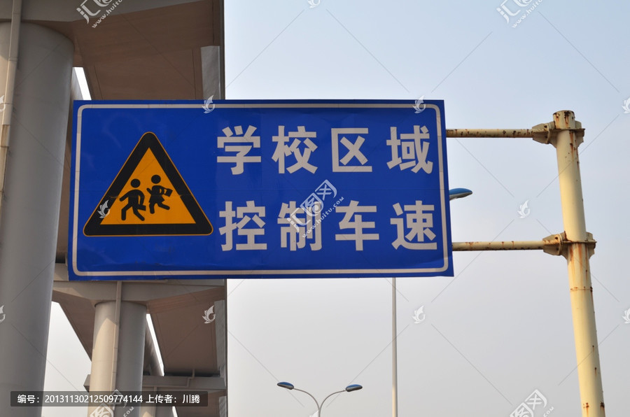 “开云电竞官网”《花木兰》伦敦首映刘亦菲黑天鹅造型温婉端庄(图1) 开云电竞app下载安装